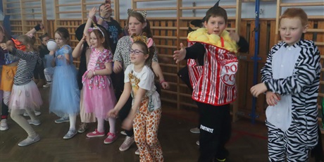 Powiększ grafikę: bal-przebierancwow-675521.jpg