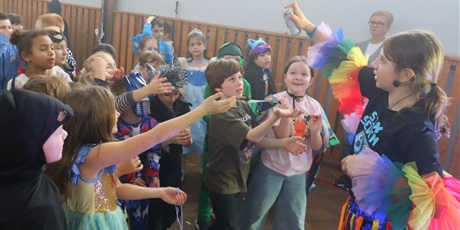 Powiększ grafikę: bal-przebierancwow-675523.jpg