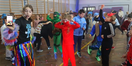 Powiększ grafikę: bal-przebierancwow-675525.jpg