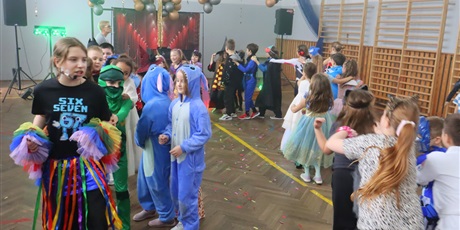 Powiększ grafikę: bal-przebierancwow-675526.jpg