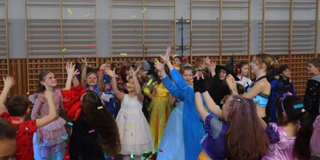 Powiększ grafikę: bal-przebierancwow-675527.jpg