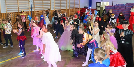 Powiększ grafikę: bal-przebierancwow-675529.jpg