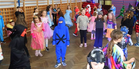 Powiększ grafikę: bal-przebierancwow-675530.jpg