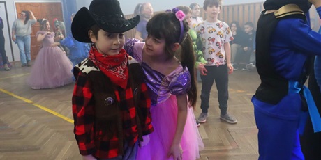 Powiększ grafikę: bal-przebierancwow-675533.jpg