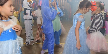 Powiększ grafikę: bal-przebierancwow-675534.jpg