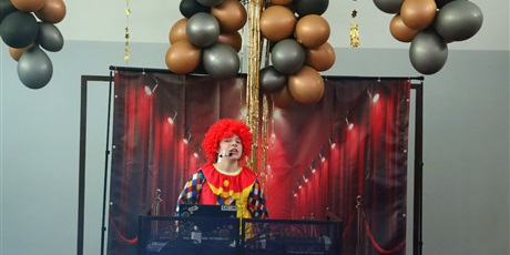 Powiększ grafikę: bal-przebierancwow-675535.jpg