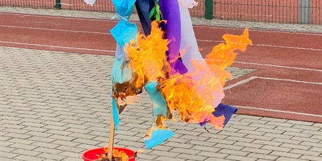 Powiększ grafikę: pierwszy-dzien-wiosny-w-klasa-i-iii-682837.jpg