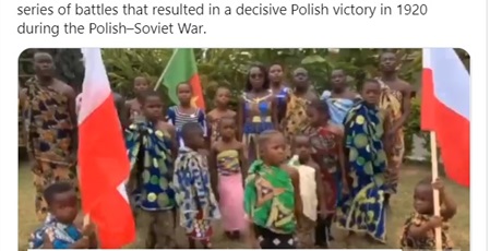 Powiększ grafikę: Kameruńskie dzieci śpiewają „Wojenko, wojenko”. Uczciły 100. rocznicę Bitwy Warszawskiej
